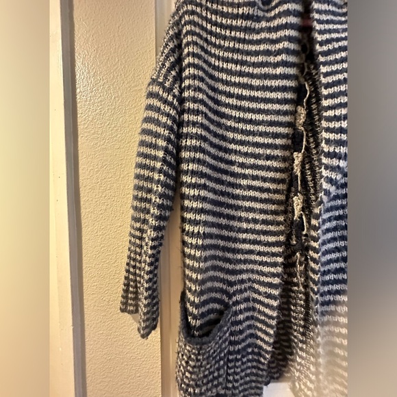 Barney’s Sweater - Picture 2 of 3